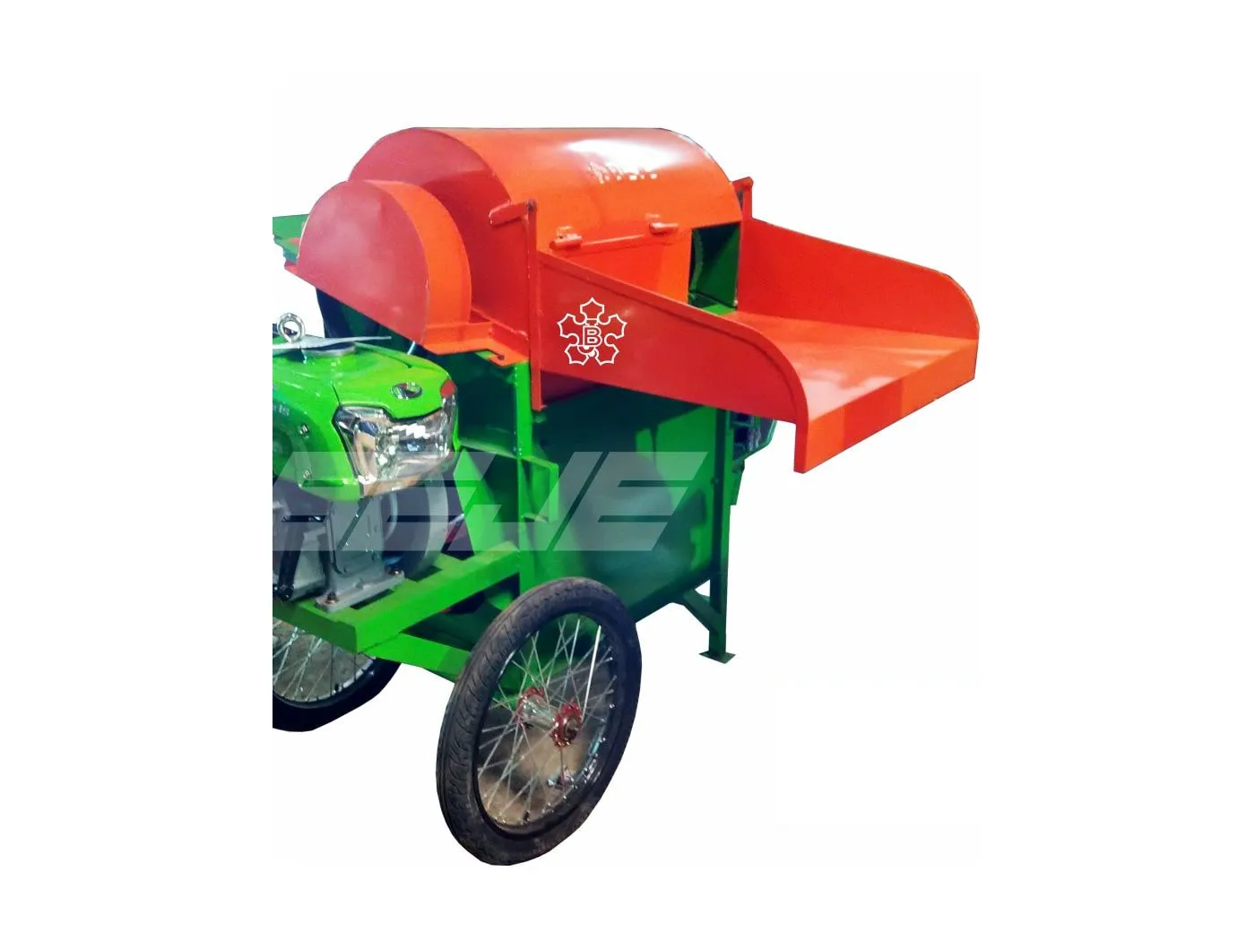 Mesin perontok padi power thresher BEJE dengan corong keluaran oranye, rangka hijau beroda, dan mesin diesel terpasang di sisi kiri
